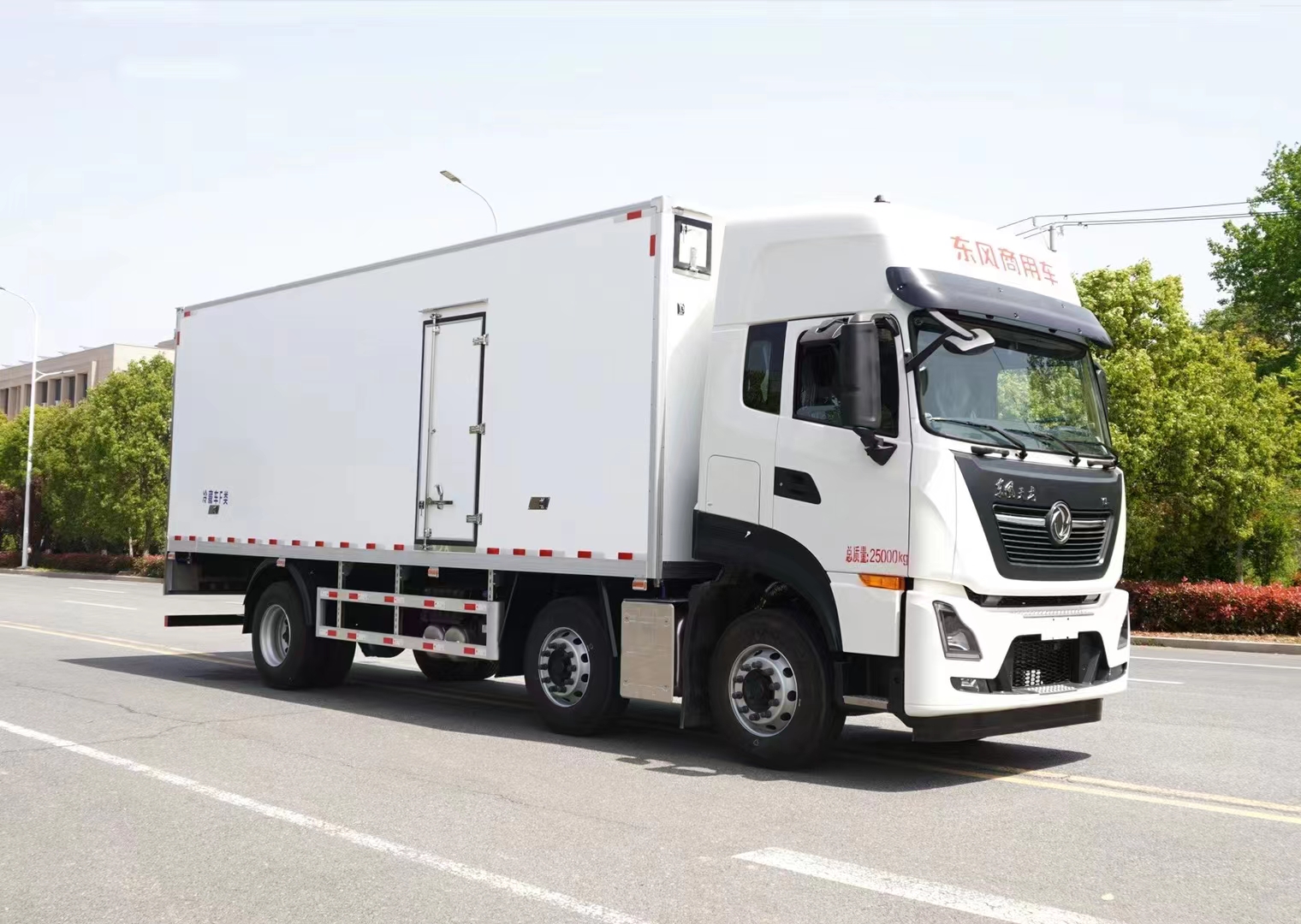 東風(fēng)天龍KL小三軸7米6冷藏車